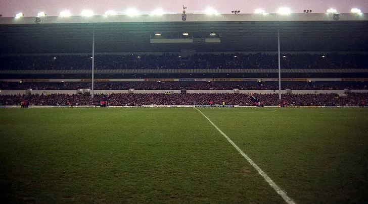 Hình ảnh khán đài chính của sân vận động Tottenham Hotspur vào năm 1991, thể hiện kiến trúc cổ kính và lịch sử của White Hart Lane