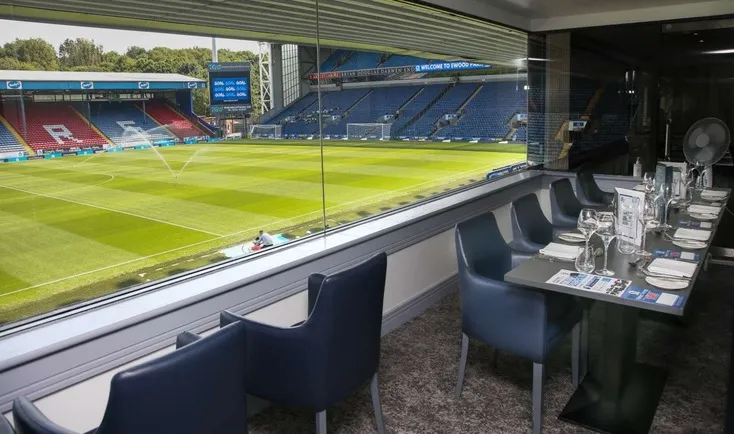 Hình ảnh khu vực khách sạn và dịch vụ cao cấp tại sân vận động Ewood Park của Blackburn Rovers.