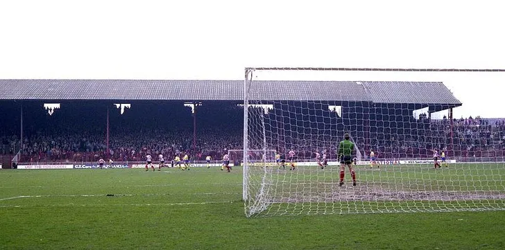 Hình ảnh sân Bramall Lane vào năm 1983, gợi nhớ về một giai đoạn lịch sử quan trọng và sự phát triển của sân vận động qua thời gian.