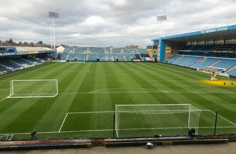 Hình ảnh sân cỏ xanh mướt tại Priestfield Stadium, sẵn sàng cho một trận đấu bóng đá Anh, cho thấy chất lượng mặt sân và không gian thi đấu.
