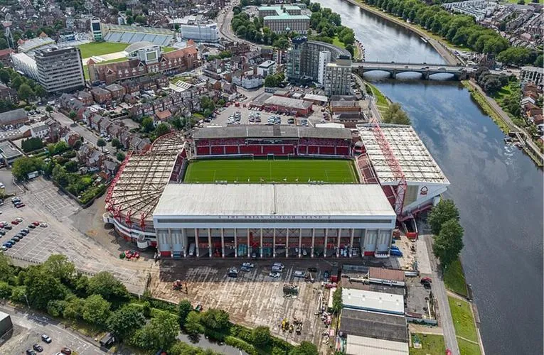 Hình ảnh sân The City Ground nhìn từ trên không, cho thấy quy mô và vị trí gần sông