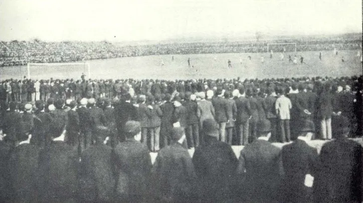 Hình ảnh trận đấu Everton vs Wolves năm 1913 tại Goodison Park, tái hiện không khí bóng đá cổ điển