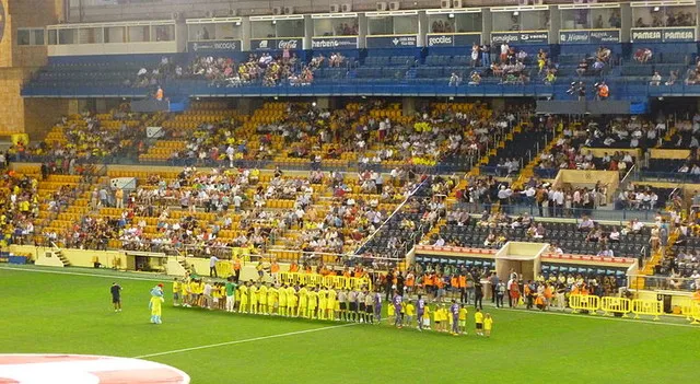 Hình ảnh trận đấu giữa Villarreal và Fiorentina trên sân Estadio de la Ceramica, minh họa không khí sôi động của các cuộc đối đầu quốc tế.