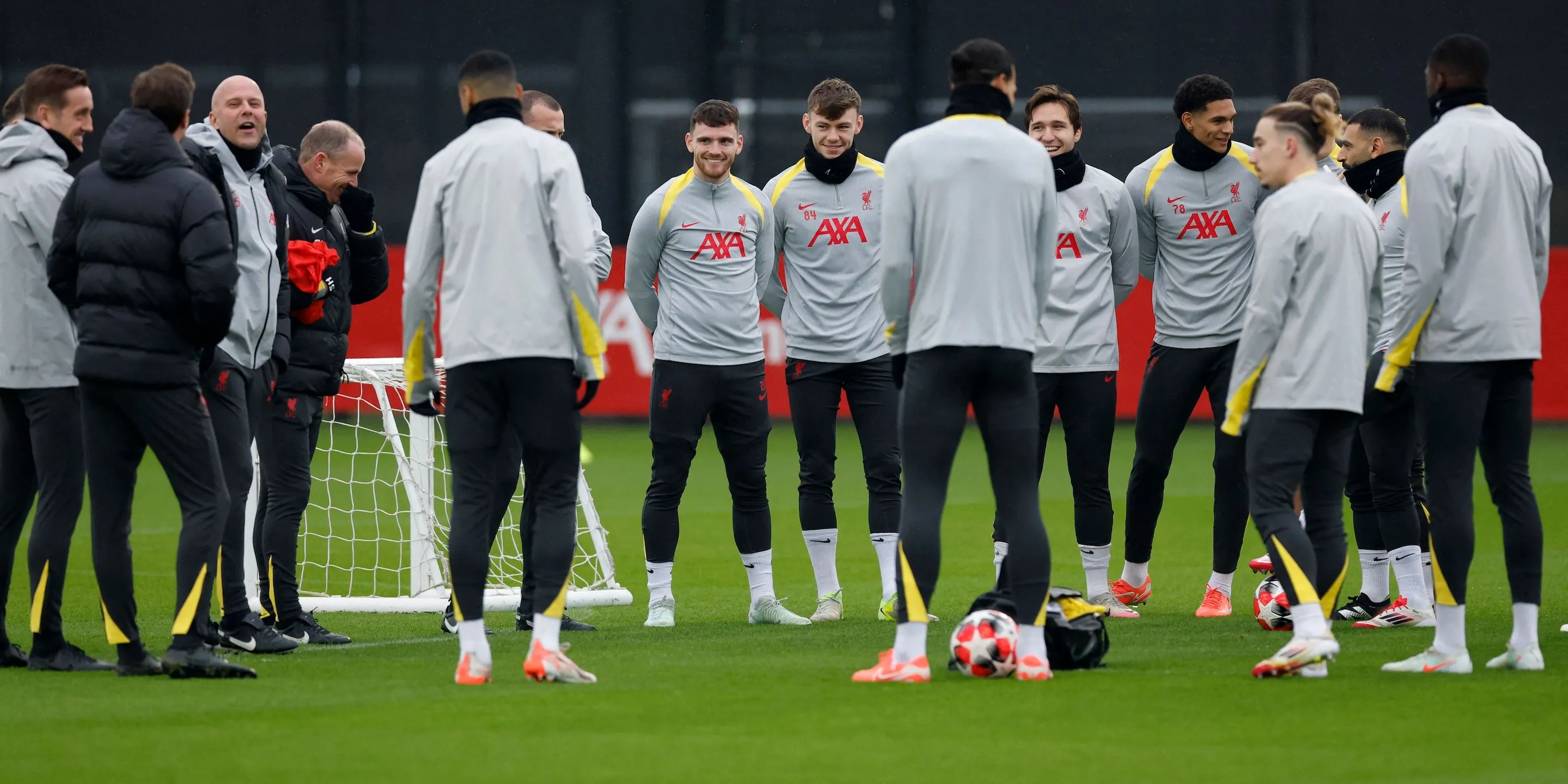 HLV Arne Slot chỉ đạo trên sân tập cùng các cầu thủ Liverpool như Salah và Robertson.