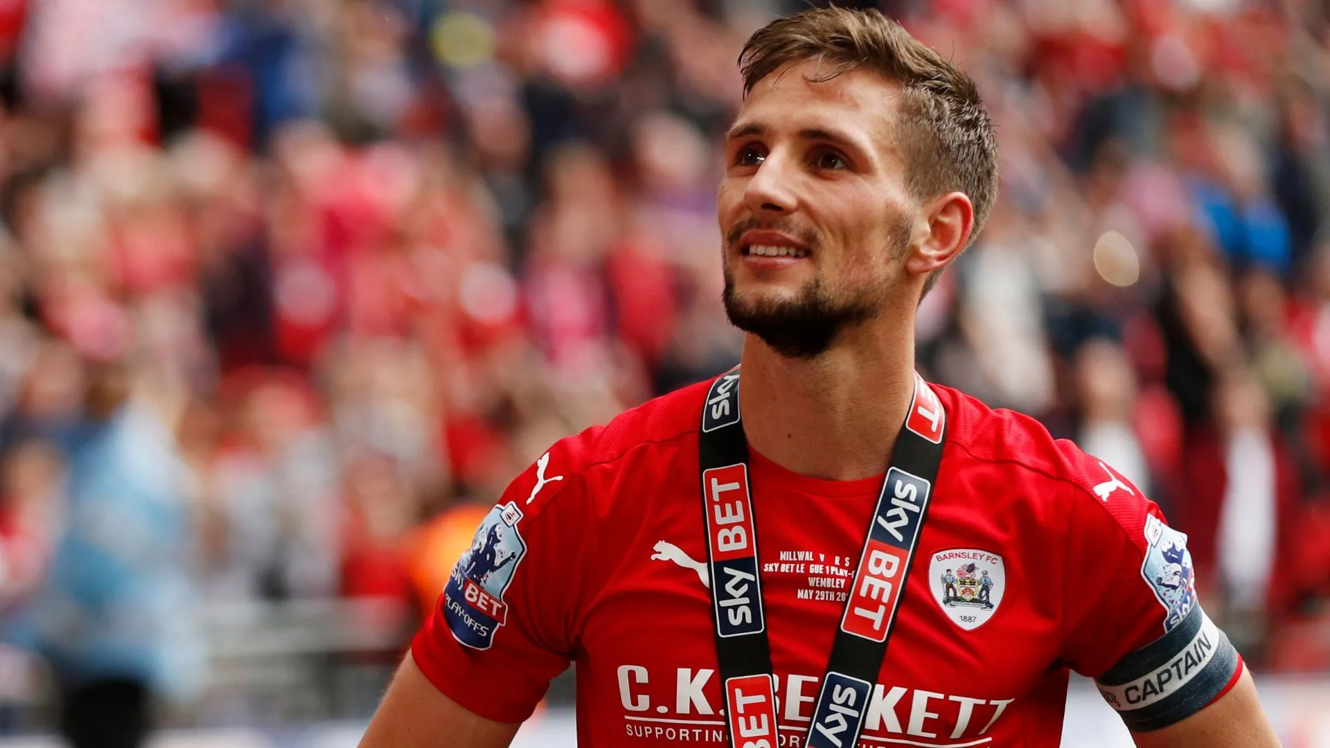 HLV Conor Hourihane chỉ đạo các cầu thủ Barnsley.