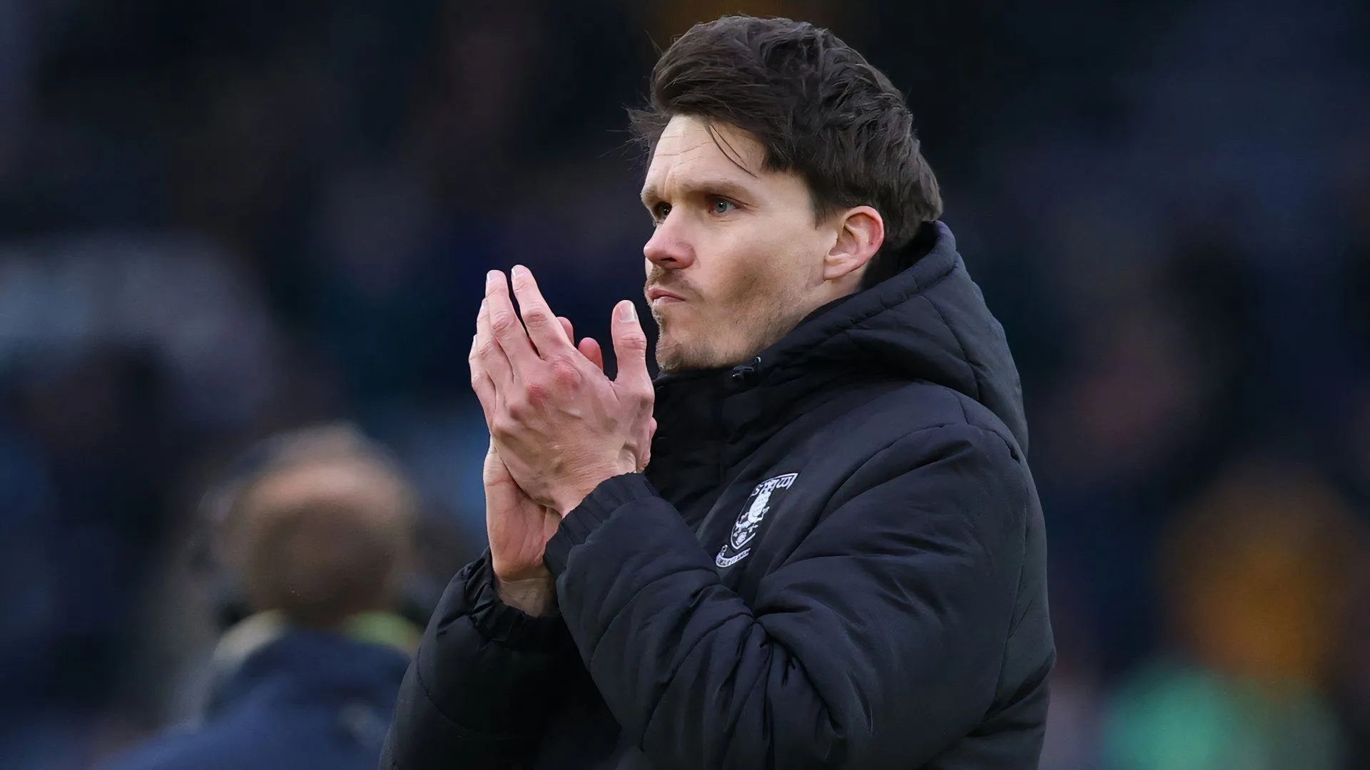 HLV Danny Rohl chỉ đạo trong trận đấu của Sheffield Wednesday