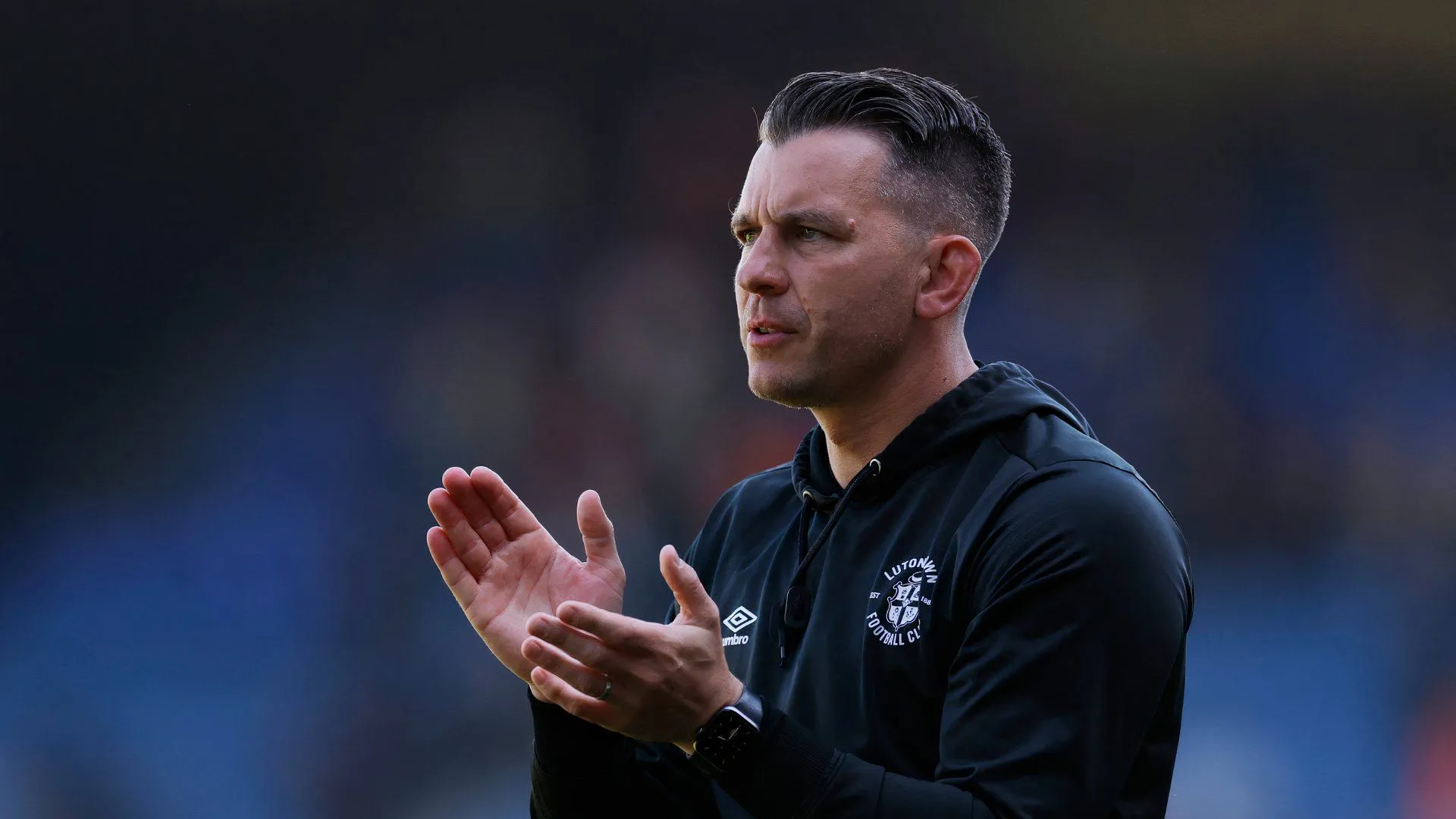 HLV Matt Bloomfield của Luton Town trong một trận đấu.