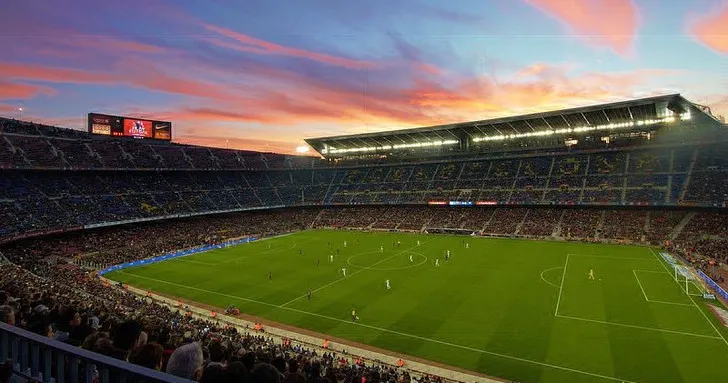 Hoàng hôn bao trùm sân vận động Nou Camp