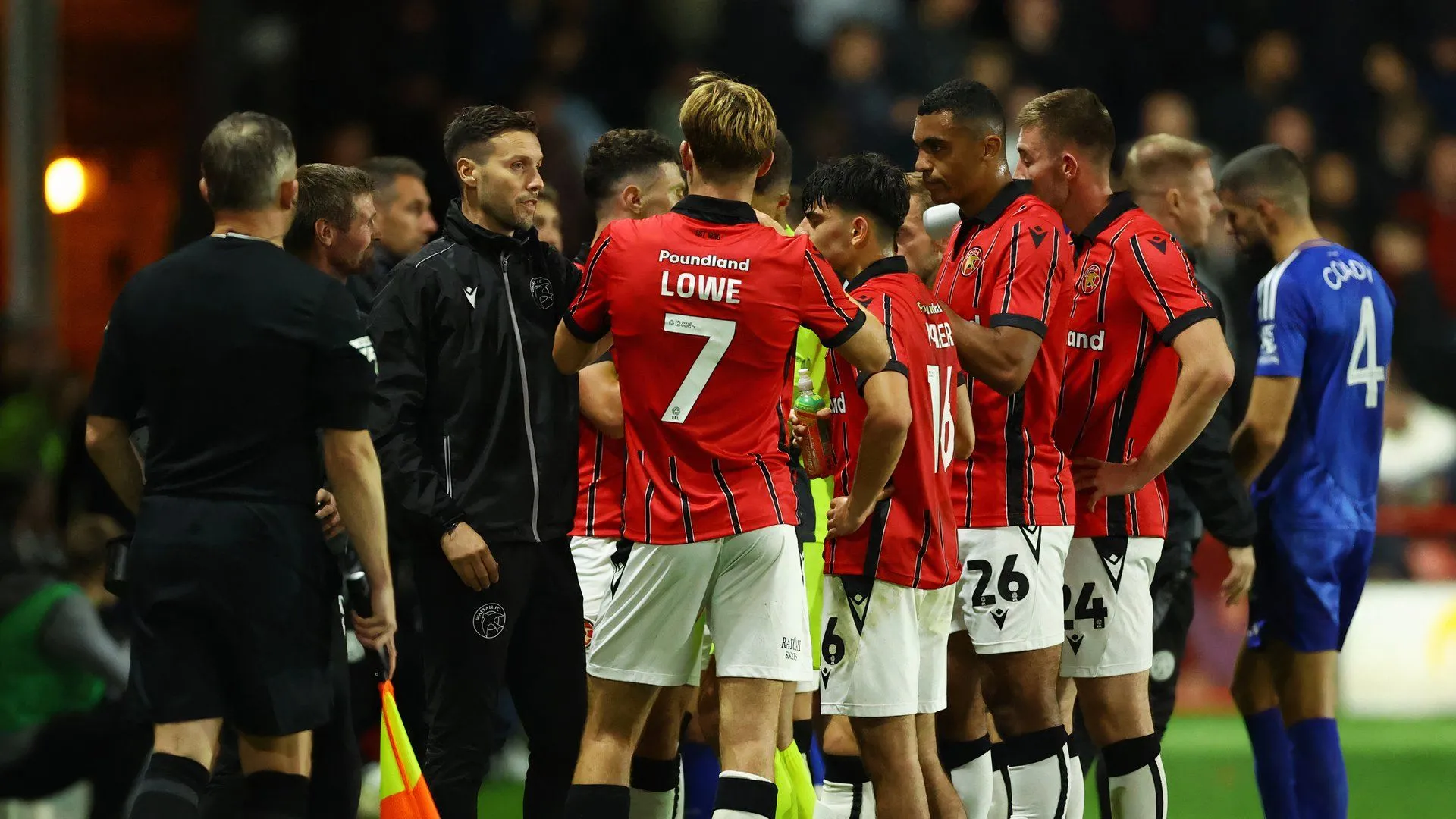 Huấn luyện viên Mat Sadler đối mặt với thử thách tuyển mộ cầu thủ cho Walsall
