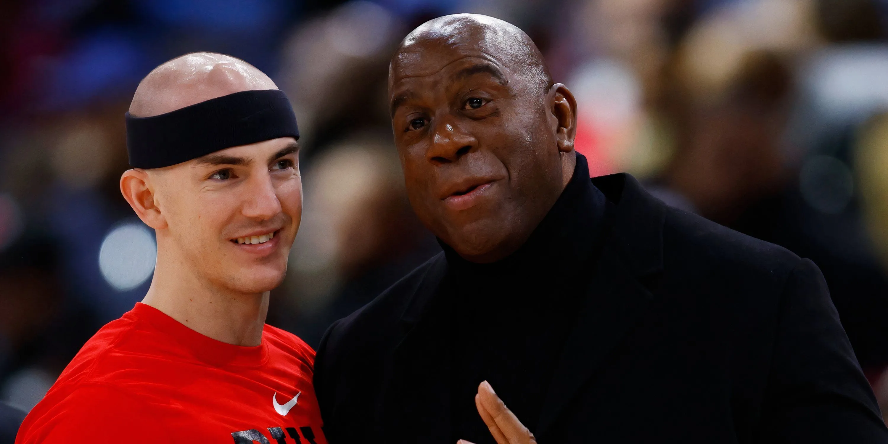 Huyền thoại bóng rổ Magic Johnson, một trong những ông chủ của Los Angeles FC, đứng trên khán đài.