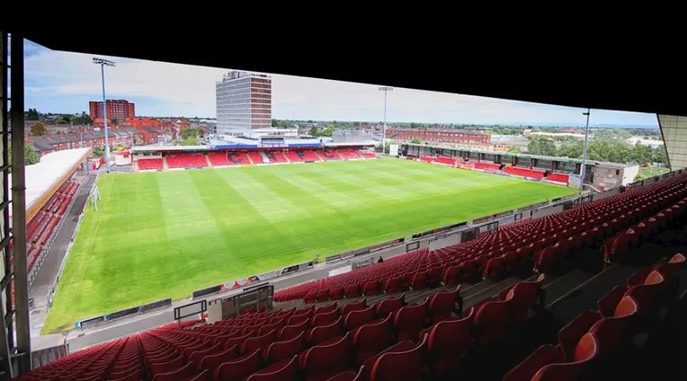 Khán đài Alexandra Stadium nhìn từ sân