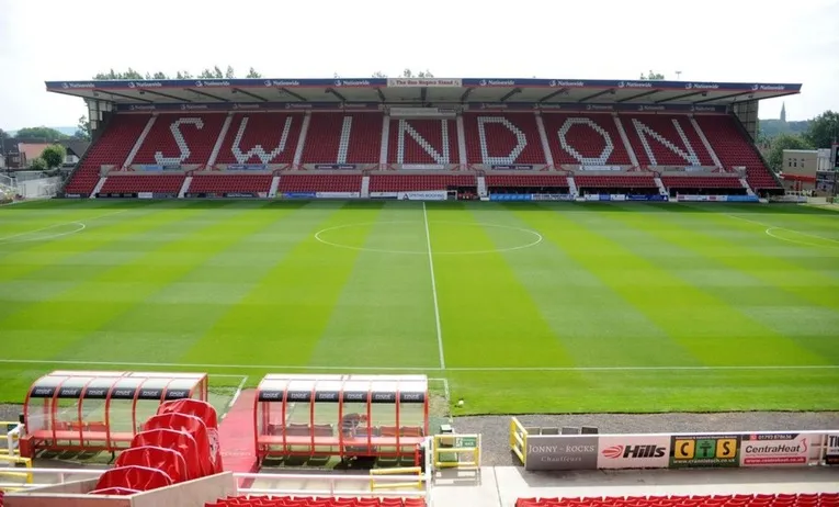 Khán đài chính Arkell’s Stand tại The County Ground Swindon, nơi có phòng thay đồ và đường hầm cầu thủ