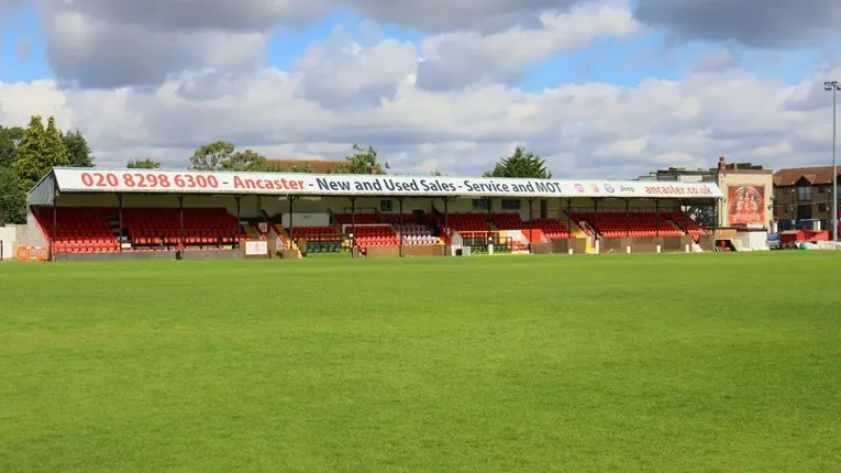 Khán đài chính có mái che của Welling United tại Park View Road với ghế ngồi màu đỏ