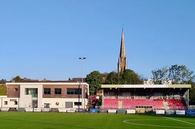 Khán đài chính của sân Meadowbank, sân nhà của Dorking Wanderers, nơi duy nhất có sự thay đổi đáng kể về cơ sở vật chất từ khi sân được xây dựng.
