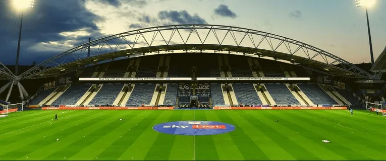 Khán đài chính John Smith's Stadium, nơi diễn ra các trận cầu kịch tính