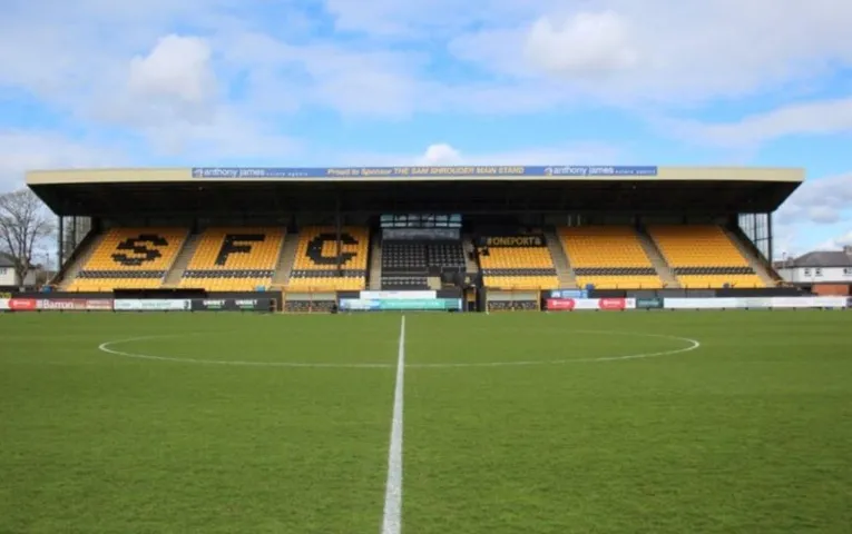 Khán đài chính Main Stand có ghế ngồi tại sân Haig Avenue, Southport