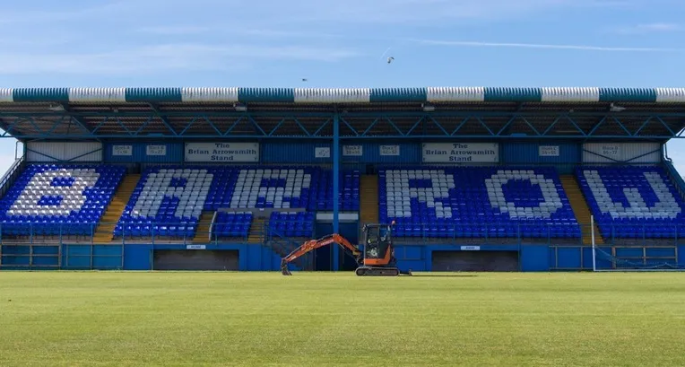 Khán đài chính (Main Stand) của sân Holker Street, kiến trúc truyền thống