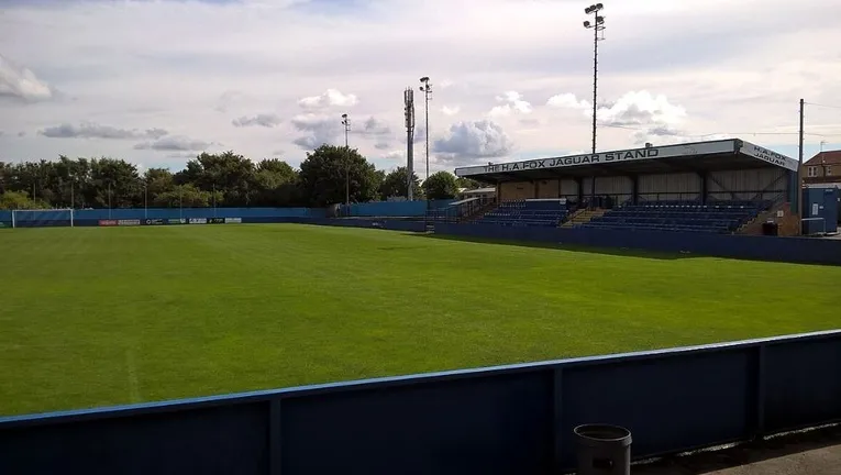 Khán đài chính (Main Stand) của sân The Citadel, nơi có ghế ngồi dành cho người hâm mộ Farsley Celtic.