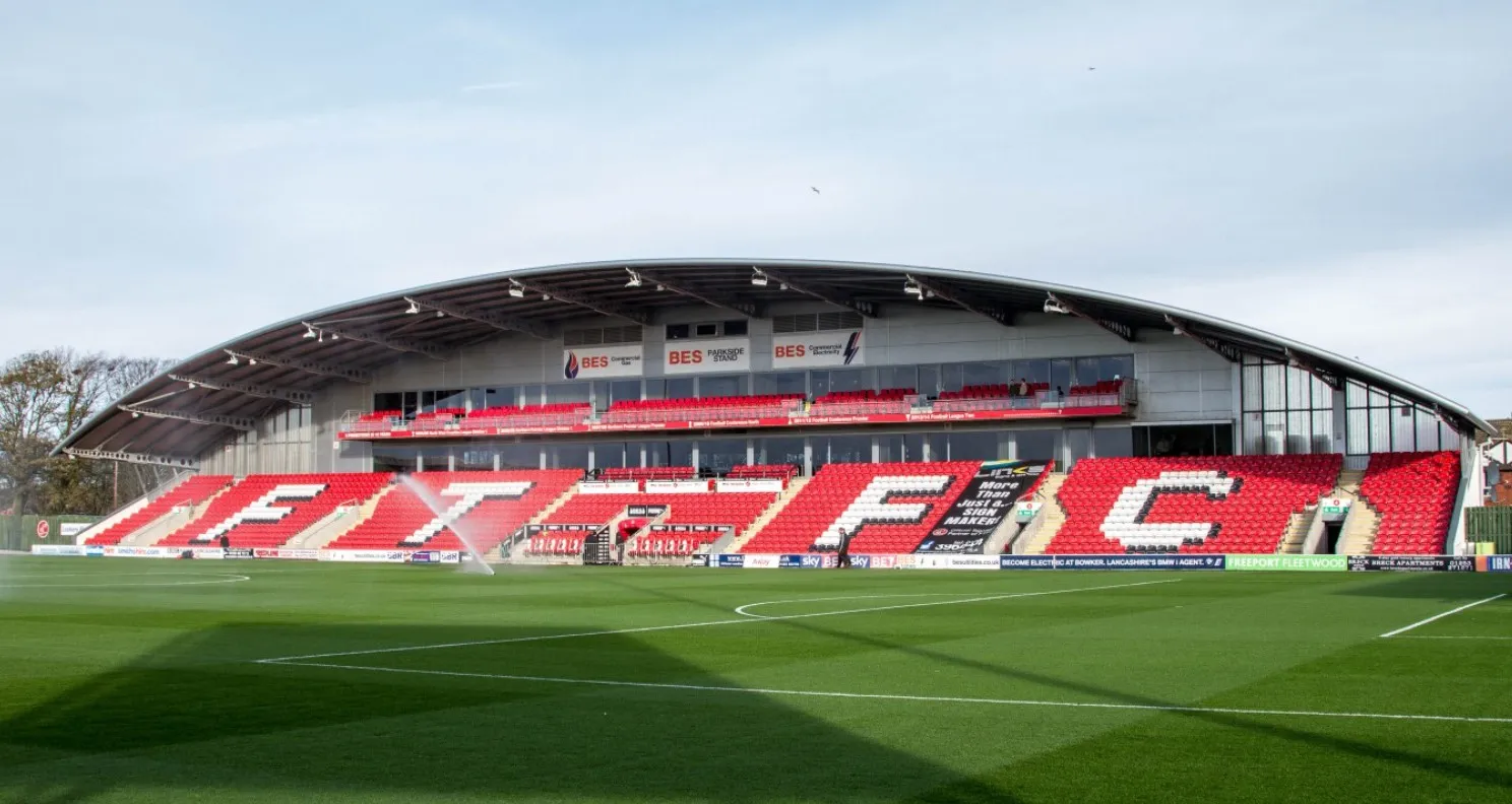 Khán đài chính (Main Stand) của sân vận động Highbury, với hàng ghế khán giả và cấu trúc đặc trưng của một sân bóng đá Anh.