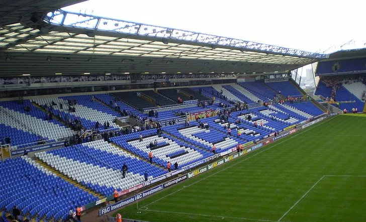 Khán đài chính Main Stand của sân vận động St. Andrew's với kiến trúc đặc trưng