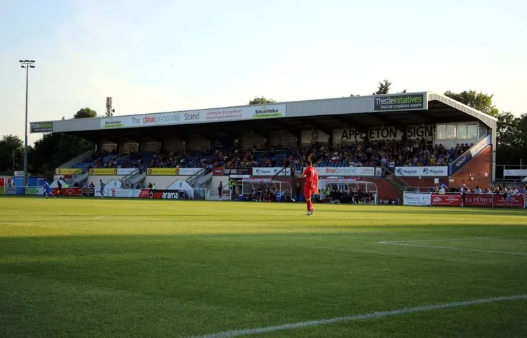 Khán đài chính (Main Stand) hiện đại tại sân vận động Silverlake, đã được mở rộng để tăng sức chứa chỗ ngồi