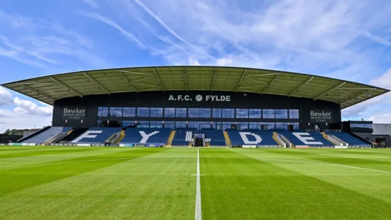 Khán đài chính (Main Stand) hiện đại và tiện nghi của sân vận động Mill Farm, thể hiện kiến trúc đặc trưng của sân nhà AFC Fylde.