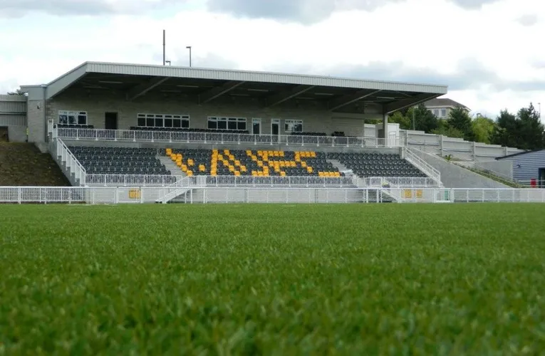 Khán đài chính Main Stand tại sân Gallagher Maidstone, khu vực có 750 chỗ ngồi