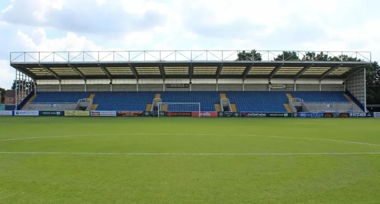 Khán đài chính Main Stand tại sân vận động Cherrywood Road của Farnborough FC