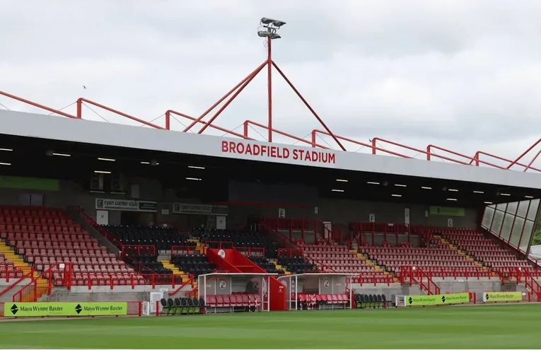 Khán đài chính sân Broadfield, nơi tập trung các tiện ích và ghế ngồi quan trọng của Crawley Town FC