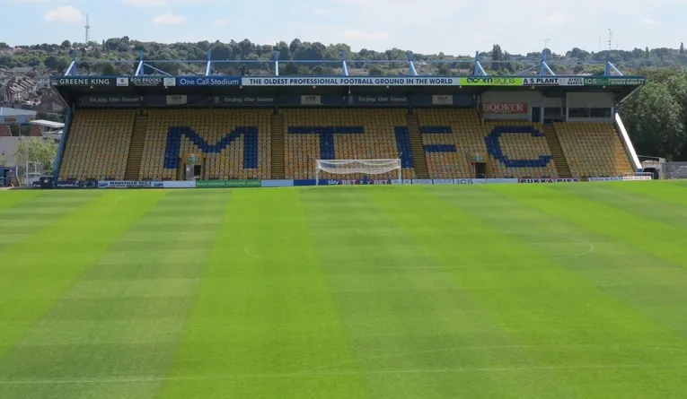 Khán đài chính sân Field Mill Stadium, kiến trúc vững chãi của sân nhà Mansfield Town