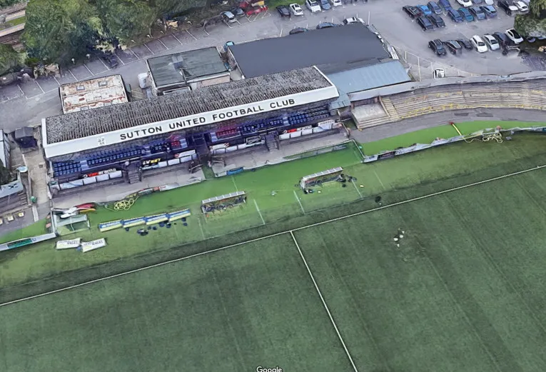 Khán đài chính sân Gander Green Lane nhìn từ trên cao, nơi Sutton United thi đấu