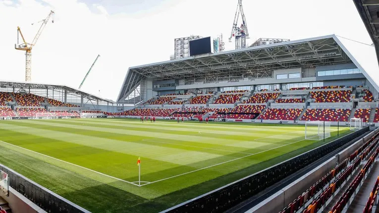 Khán đài chính South Stand ấn tượng tại sân Gtech Community Stadium