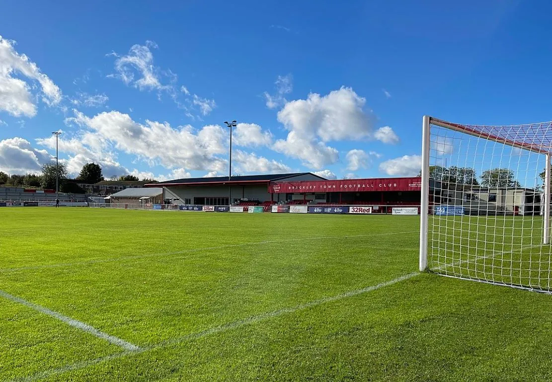 Khán đài chính tại sân St. James Park của Brackley Town FC, cho thấy cấu trúc đơn giản nhưng đủ tiện nghi, phản ánh đặc trưng của các sân vận động Non-League tại Anh.