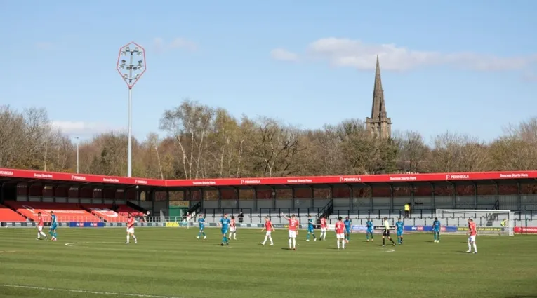 Khán đài chính và khu vực chỗ ngồi của sân Peninsula Stadium, nơi hàng ngàn người hâm mộ Salford City cổ vũ.