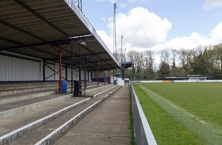 Khán đài có mái che tại Beveree Stadium
