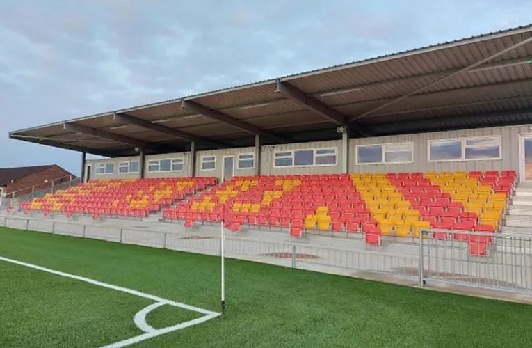 Khán đài có mái che và khu vực ghế ngồi tại sân Meadow Park, Gloucester