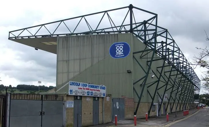 Khán đài Co-Op Community tại Sincil Bank, nơi khán giả hòa mình vào không khí cuồng nhiệt của bóng đá.