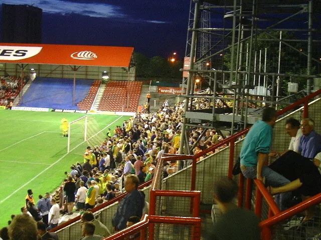 Khán đài dành cho cổ động viên đội khách tại sân Griffin Park, nơi từng chứng kiến nhiều trận đấu kịch tính.