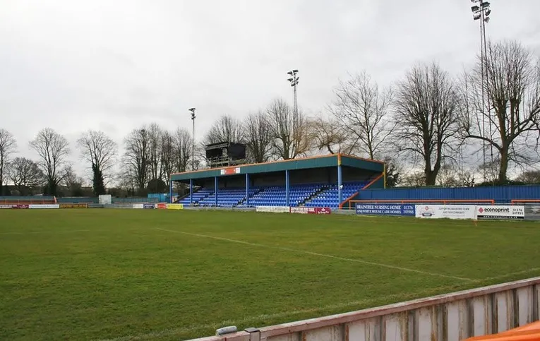 Khán đài dành cho người hâm mộ tại sân Cressing Road, nơi cổ vũ cuồng nhiệt của các CĐV Braintree Town.