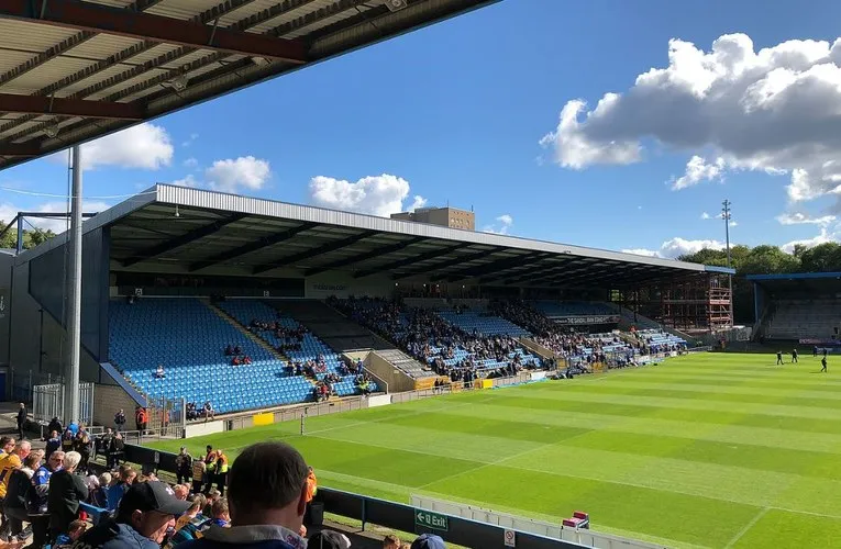 Khán đài Đông (East Stand) tại sân The Shay, được xem là khán đài chính với các phòng điều hành (executive boxes) và tiện nghi hiện đại, dù quá trình xây dựng gặp nhiều khó khăn.