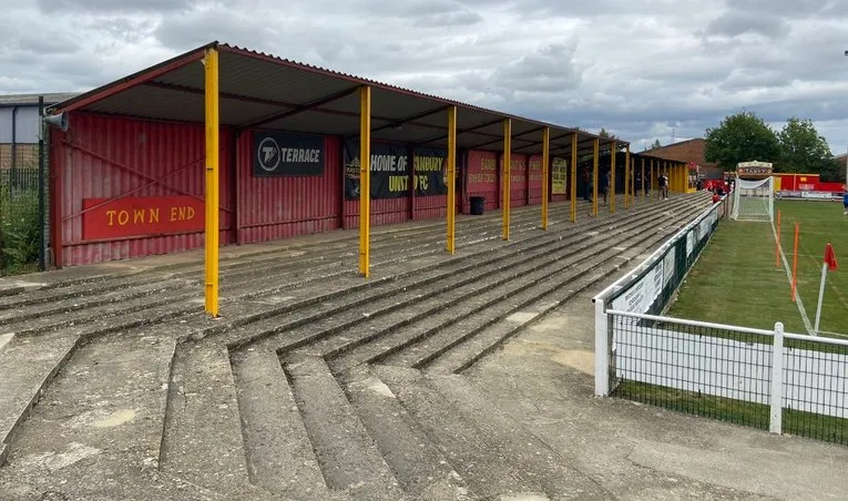 Khán đài đứng tại Town End của Spencer Stadium