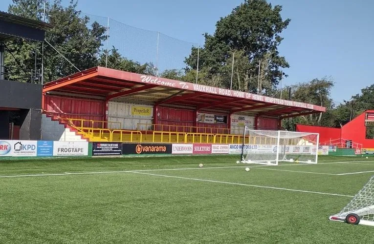 Khán đài đứng truyền thống tại sân Vauxhall Road, Hemel Hempstead