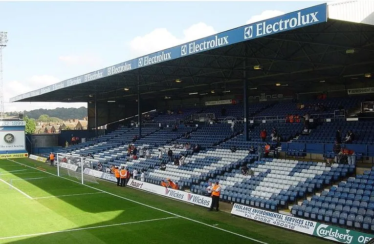 Khán đài East Stand tại sân Kenilworth Road của Luton Town