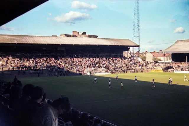 Khán đài Hammersmith End vào năm 1980 - biểu tượng của CĐV Fulham