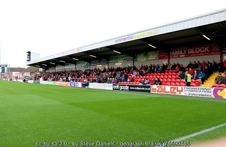 Khán đài Highbury Stand tại sân vận động của Fleetwood Town, một trong những khu vực hỗn hợp giữa chỗ ngồi tạm thời và tiện ích câu lạc bộ.