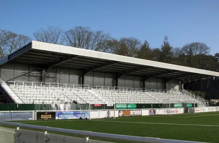Khán đài mới phía sau khung thành tại sân Gallagher Maidstone