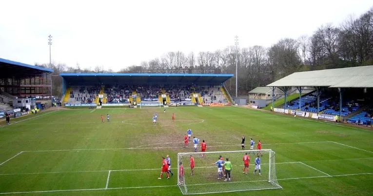 Khán đài Nam (South Stand) của sân The Shay, nơi cổ động viên nhà FC Halifax Town thường tập trung, nổi bật với khu vực đứng an toàn và các tiện ích phục vụ người hâm mộ.
