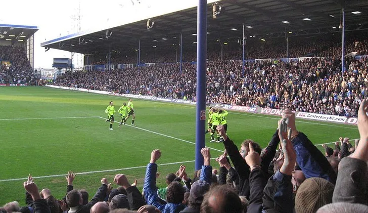 Khán đài North Stand tại sân Fratton Park, nhìn từ bên trong