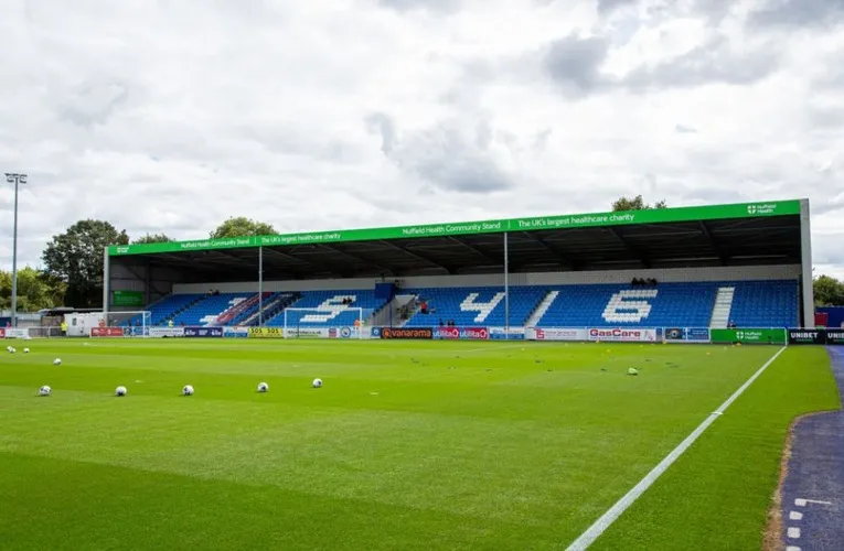 Khán đài phía Nam (South Stand) của sân Silverlake, một phần quan trọng trong cấu trúc sân nhà của Eastleigh FC