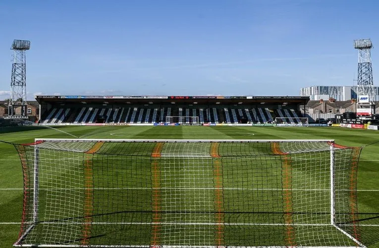 Khán đài phía sau khung thành tại Blundell Park